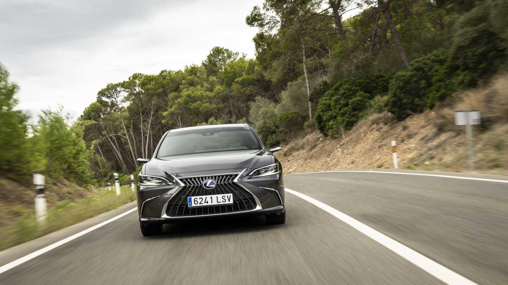 Frente híbrida Lexus ES