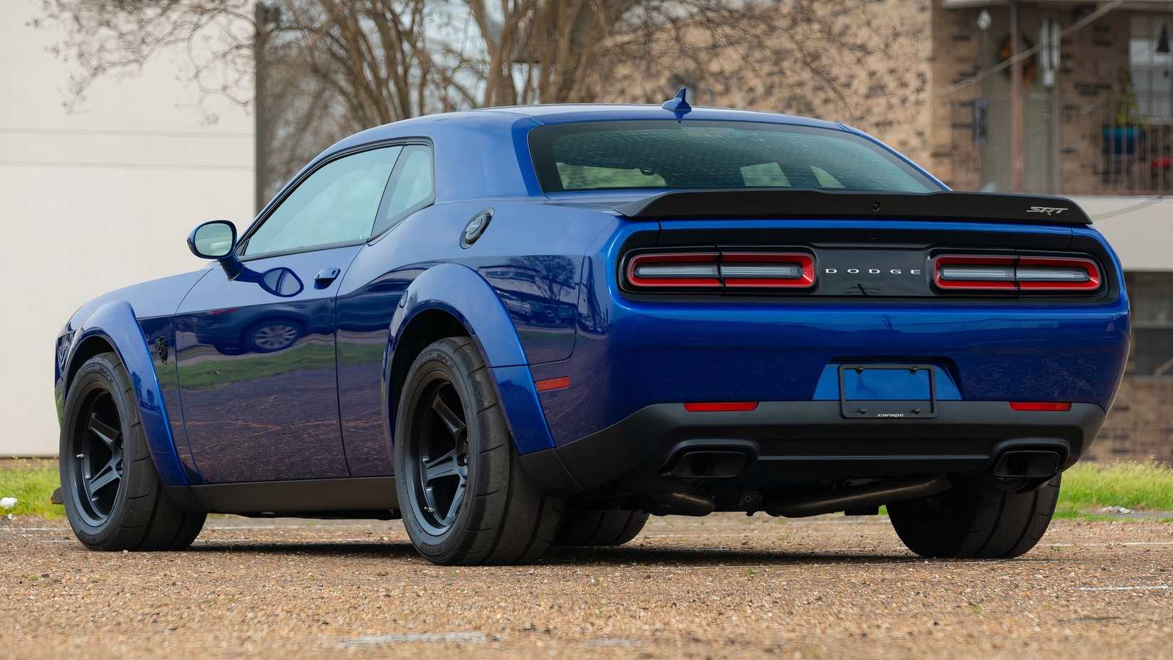 Vista traseira 3/4 do Dodge Challenger SRT Demon 2018