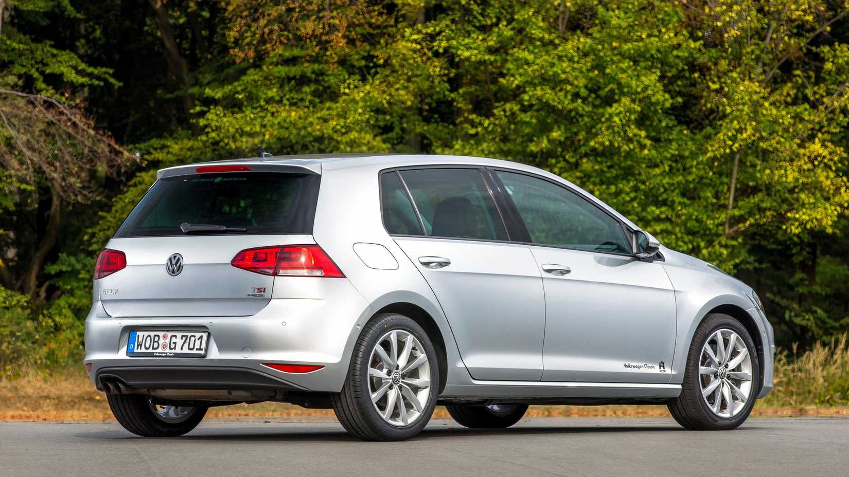3/4 rear view of 2019 Volkswagen Golf