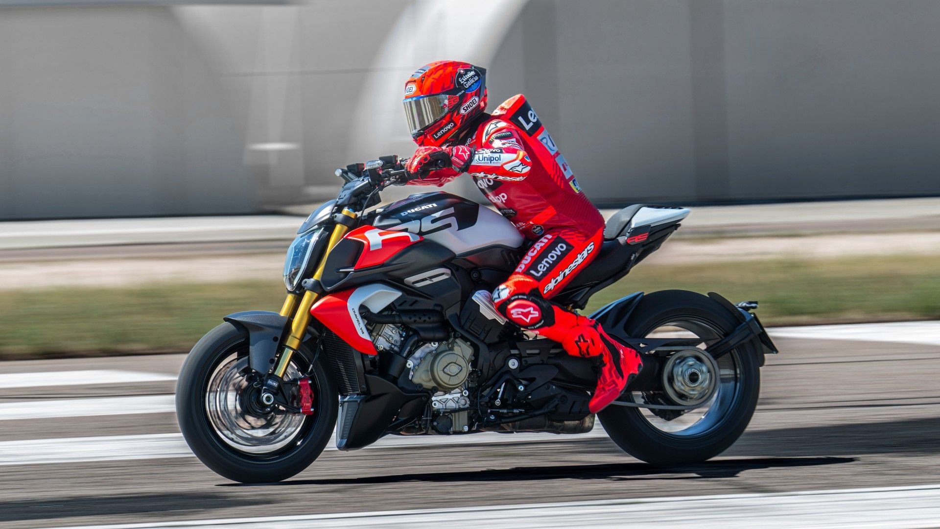 2026 Ducati Diavel V4 RS acelerando agressivamente a vista de perfil lateral