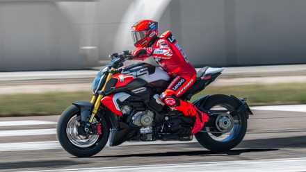 2026 Ducati Diavel V4 RS acelerando agressivamente a vista de perfil lateral