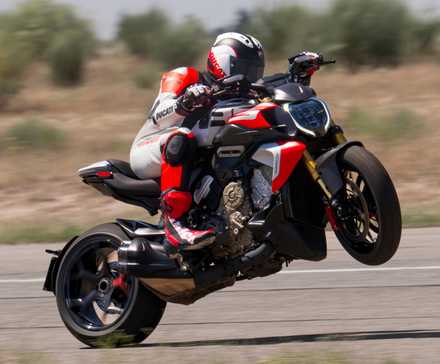 2026 Ducati Diavel V4 RS estourando uma foto cinematográfica de cavalinho