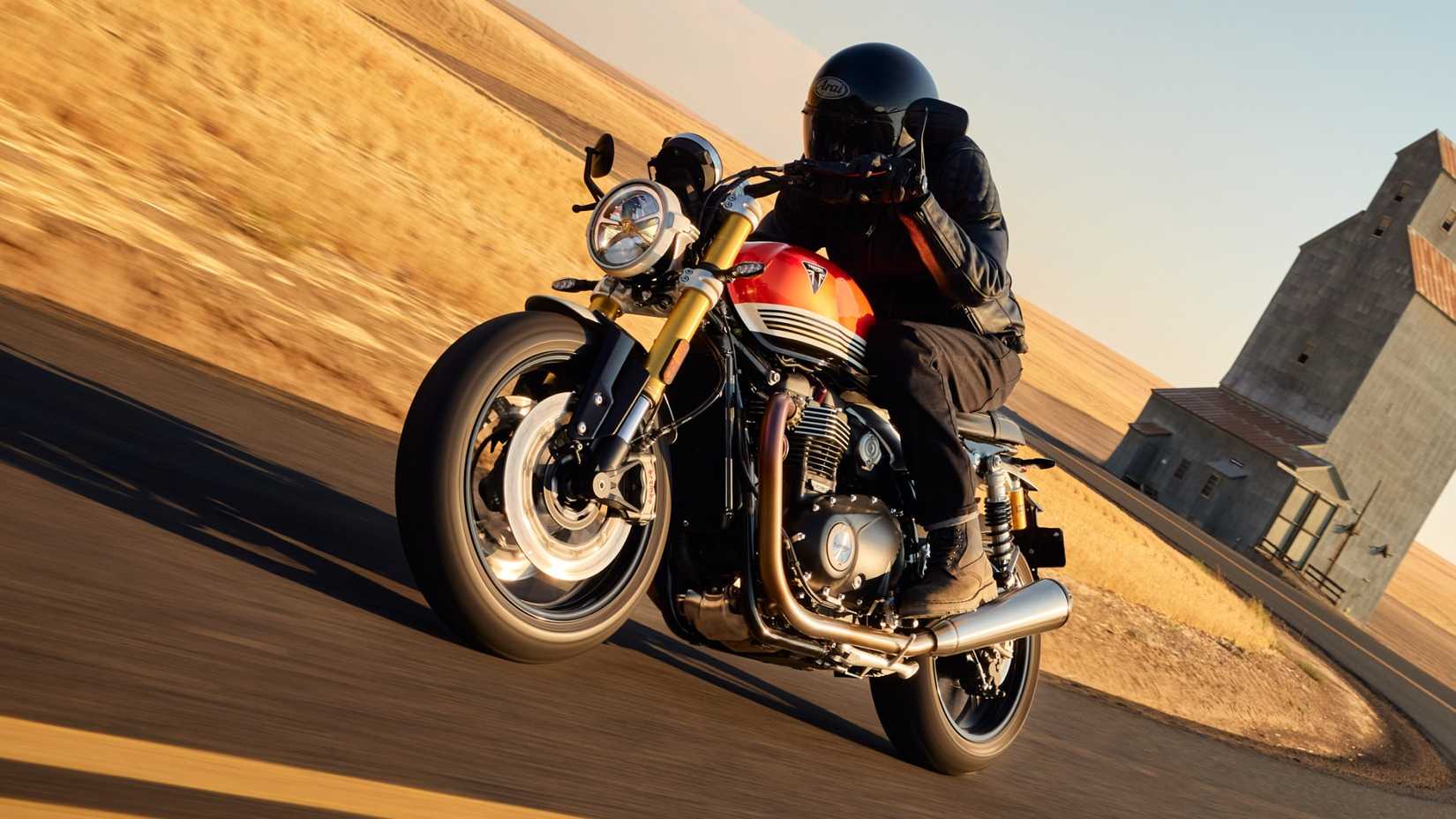 Triumph Speed Twin 1200 RS cornering hard