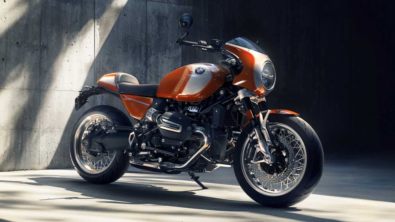 BMW R 12 S cafe racer filmado contra um muro de concreto