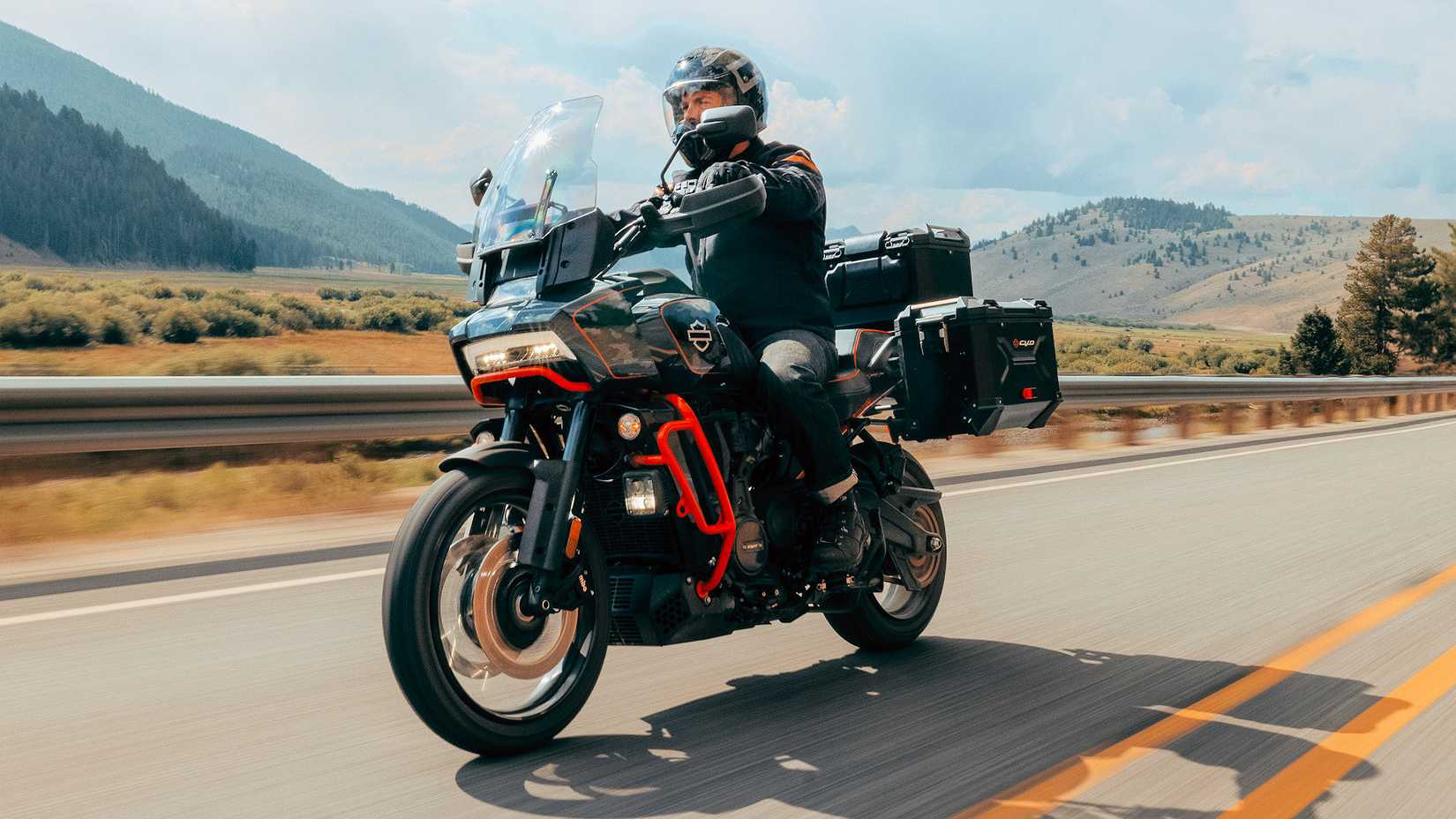 Piloto em uma Harley-Davidson CVO Pan America 2025