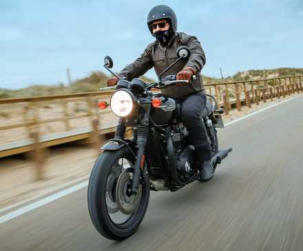 Piloto em uma Triumph Bonneville T120