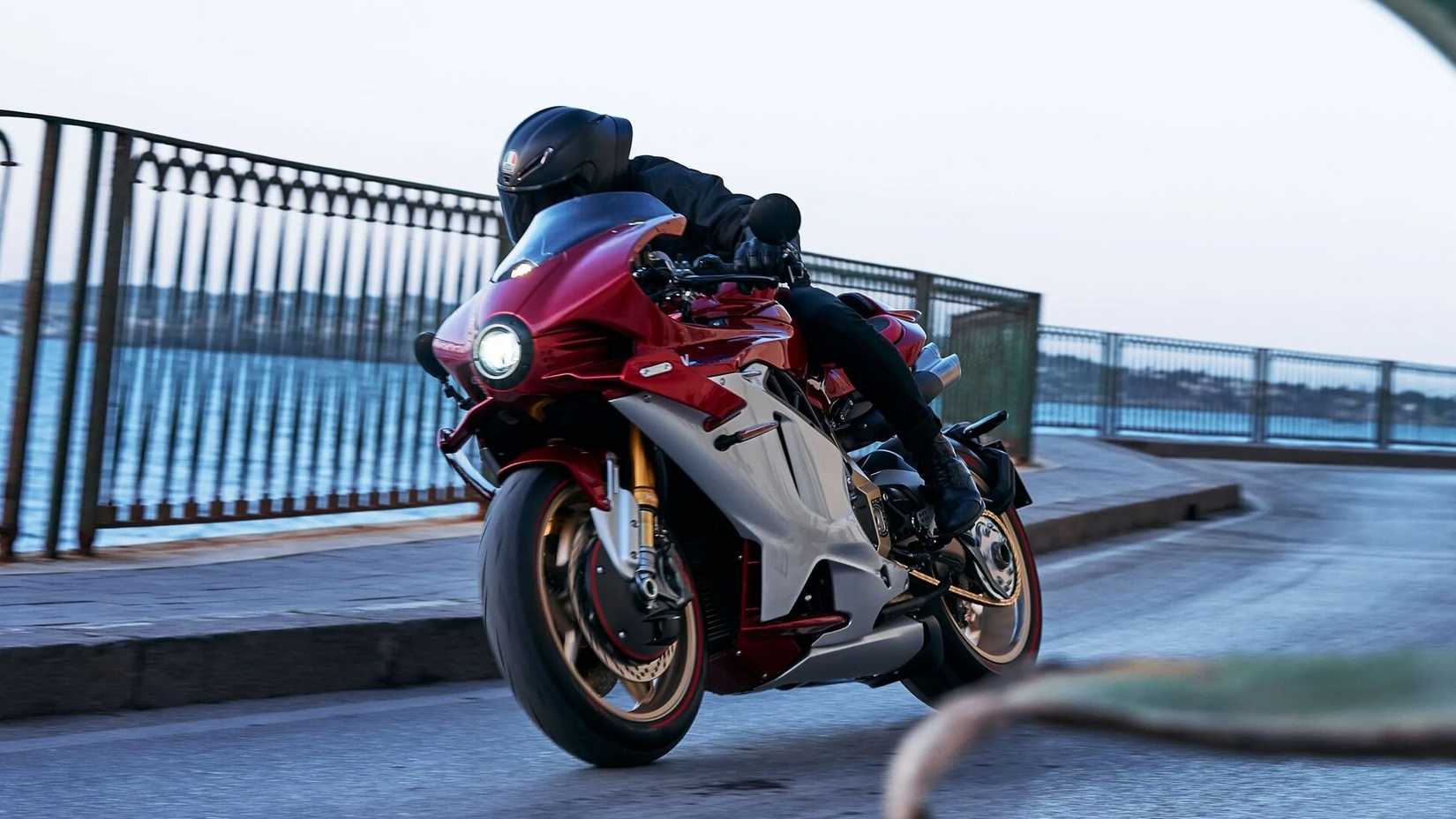 MV Agusta Superveloce 1000 Series Oro cornering