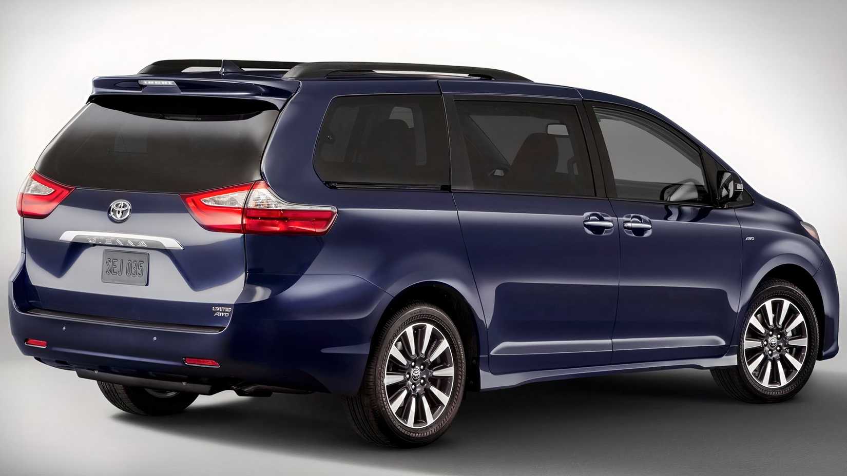 2018 Toyota Sienna, rear 3/4