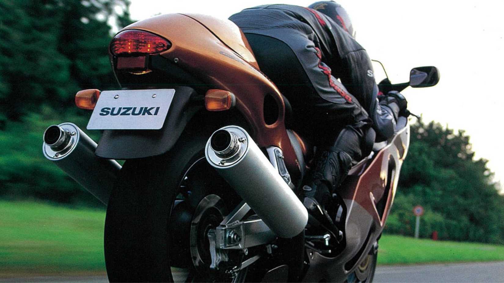 Uma foto de ação da Suzuki Hayabusa 1999 vista de trás