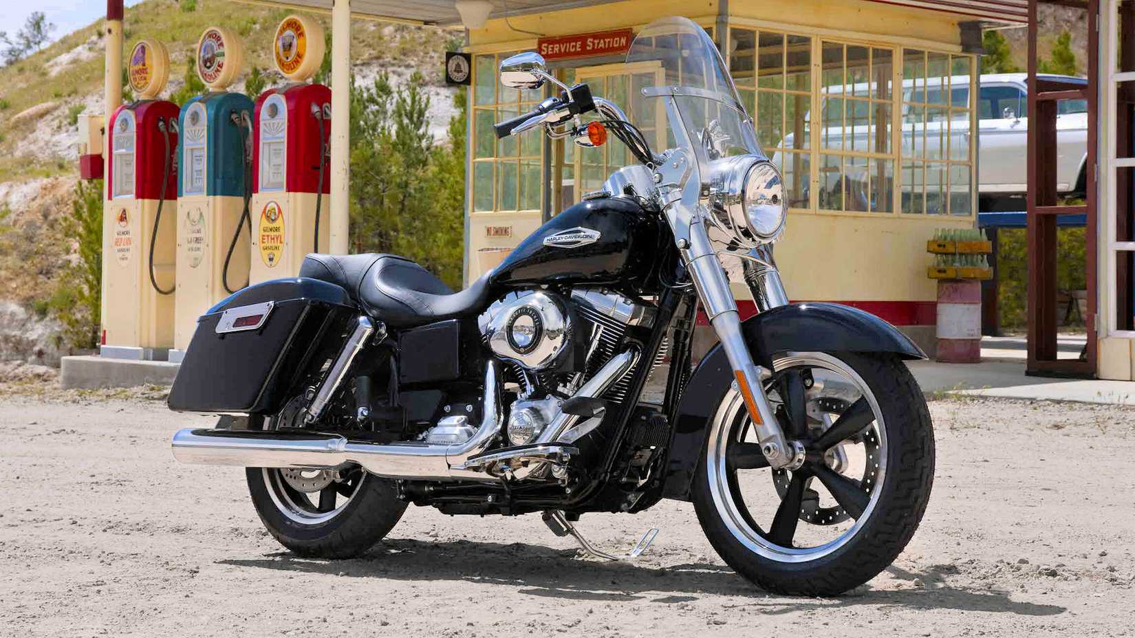 Foto estática do quarto frontal da Harley-Davidson Switchback 2012