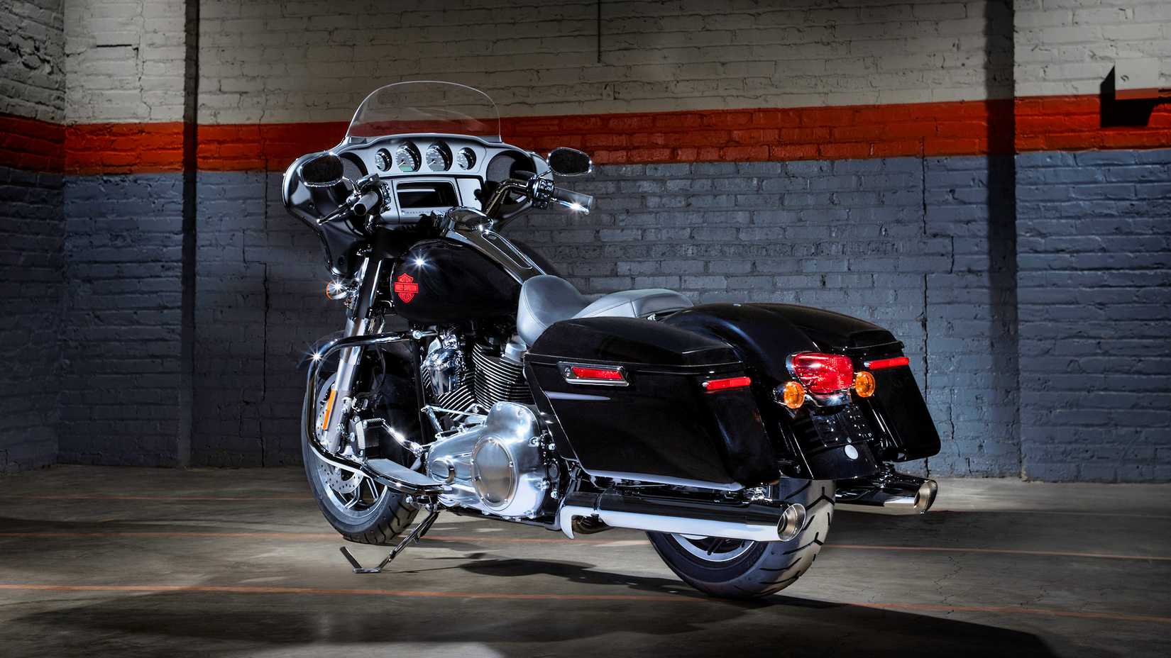 Harley-Davidson Electra Glide Standard 2020 estacionada em uma garagem mal iluminada, foto traseira estática
