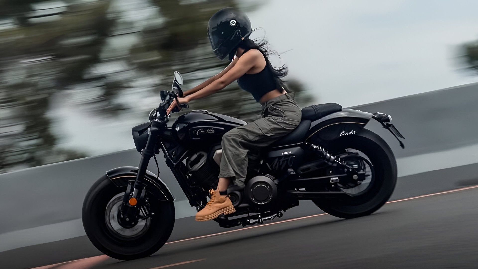 Benda Chinchilla 500 acelerando a vista de perfil do lado rígido