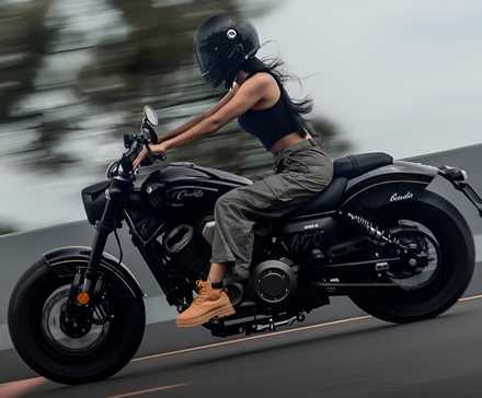 Benda Chinchilla 500 acelerando a vista de perfil do lado rígido