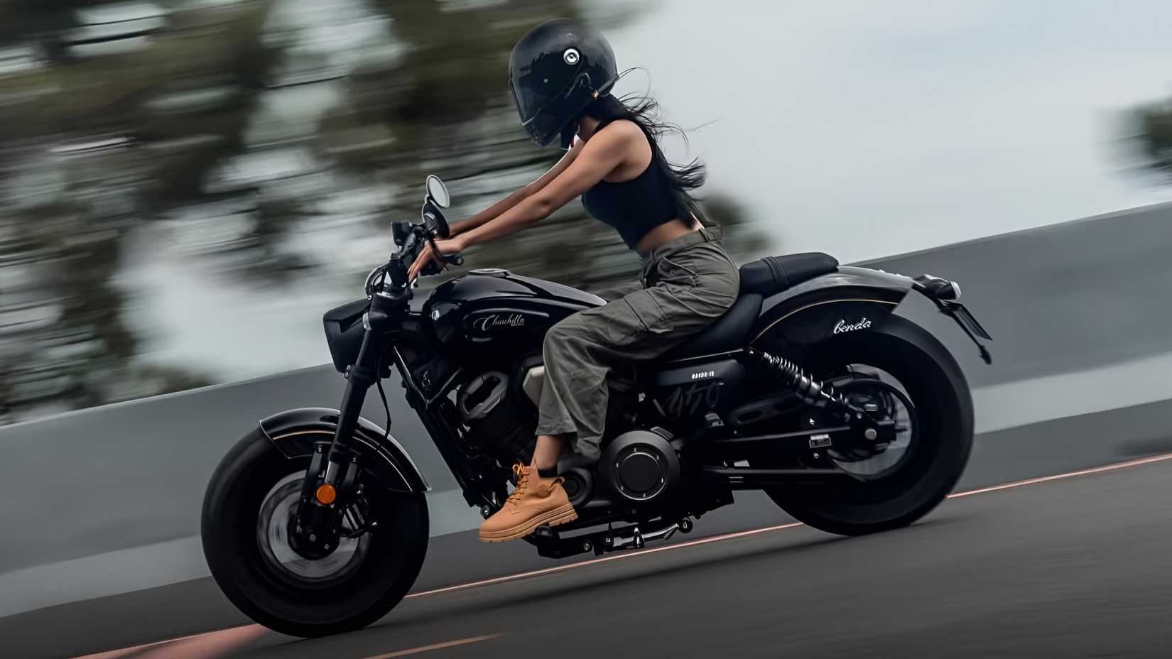 Benda Chinchilla 500 acelerando a vista de perfil do lado rígido