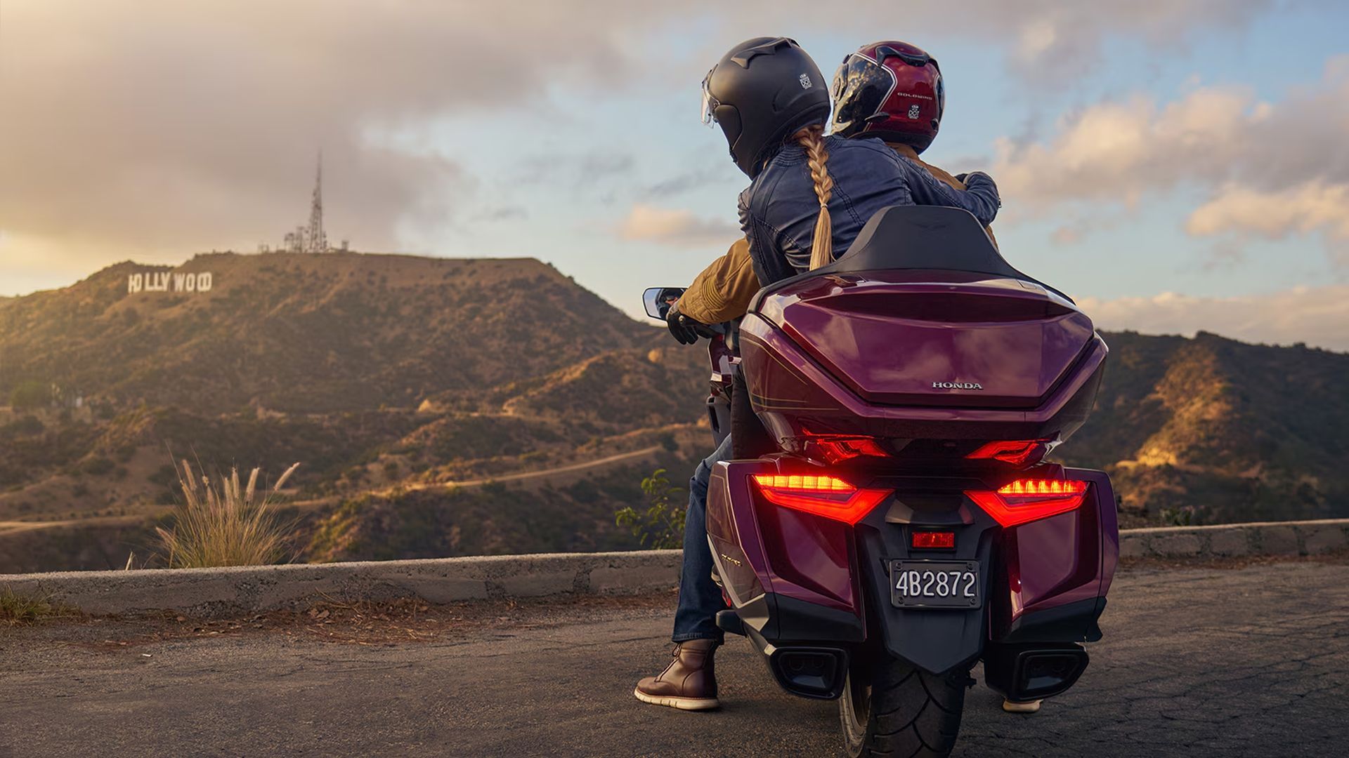 Uma foto traseira de uma Honda Gold Wing 2025 estacionada com o letreiro de Hollywood à distância