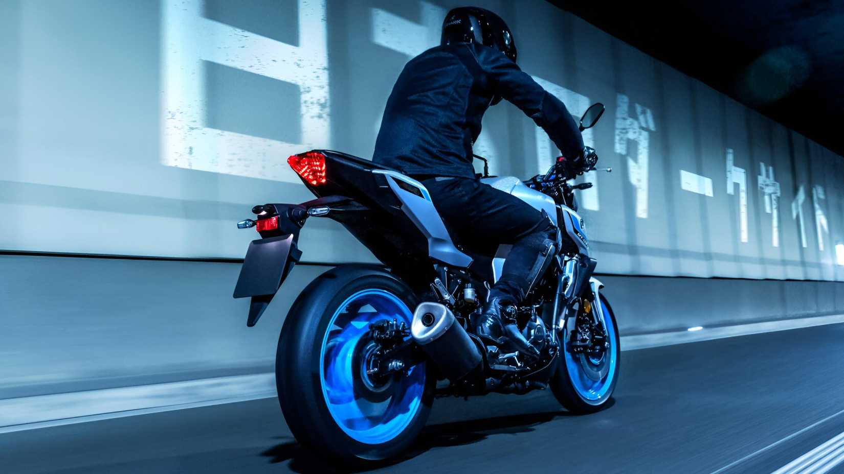 2025 Yamaha MT-03 acelerando dentro de um túnel
