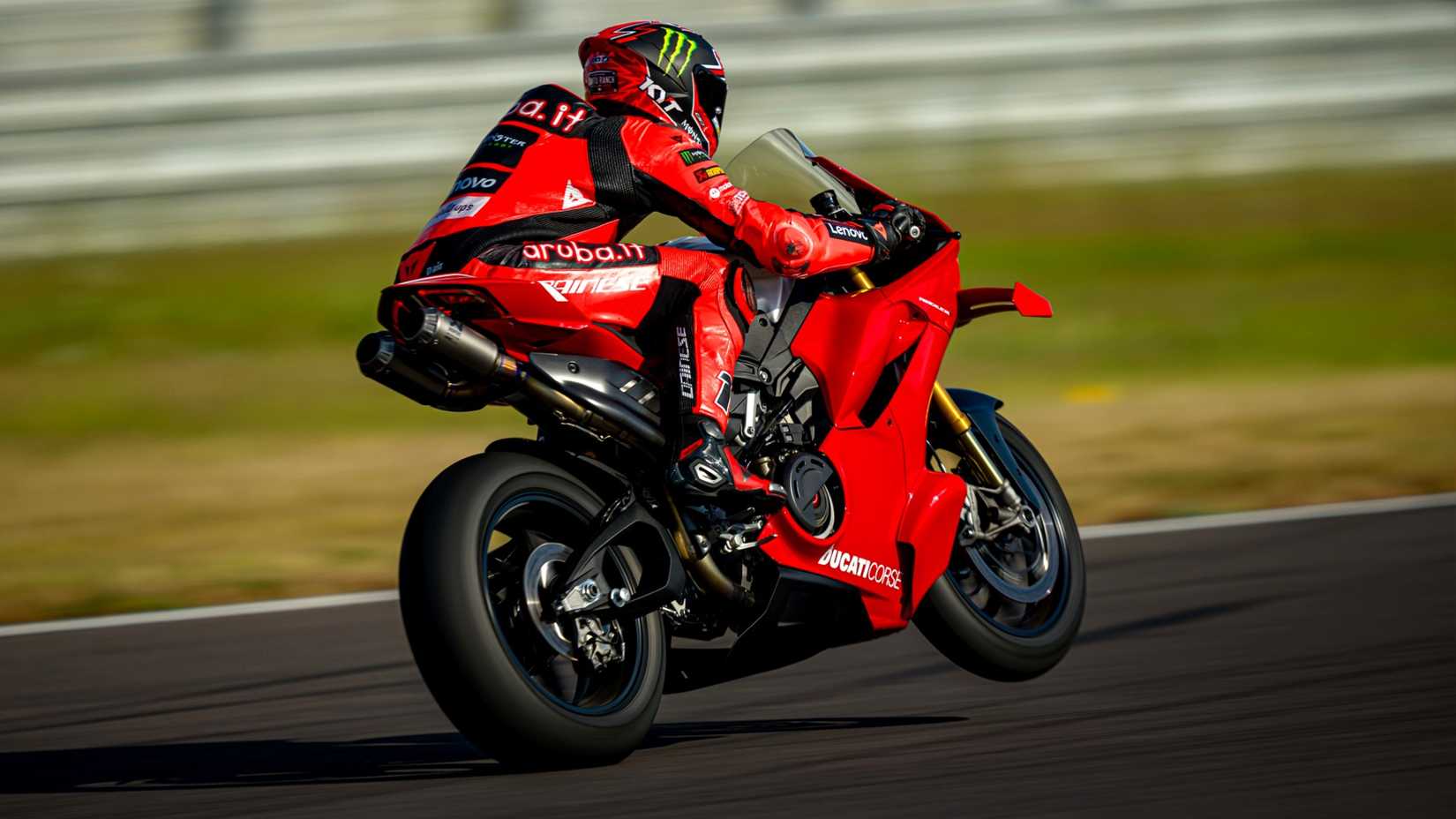2026 Ducati Panigale V4 R vista traseira Power Wheelie na pista