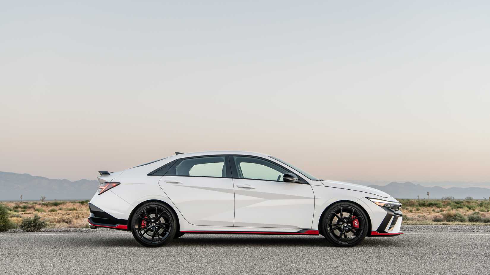 2026 Hyundai Elantra N tiro lateral estacionado na estrada