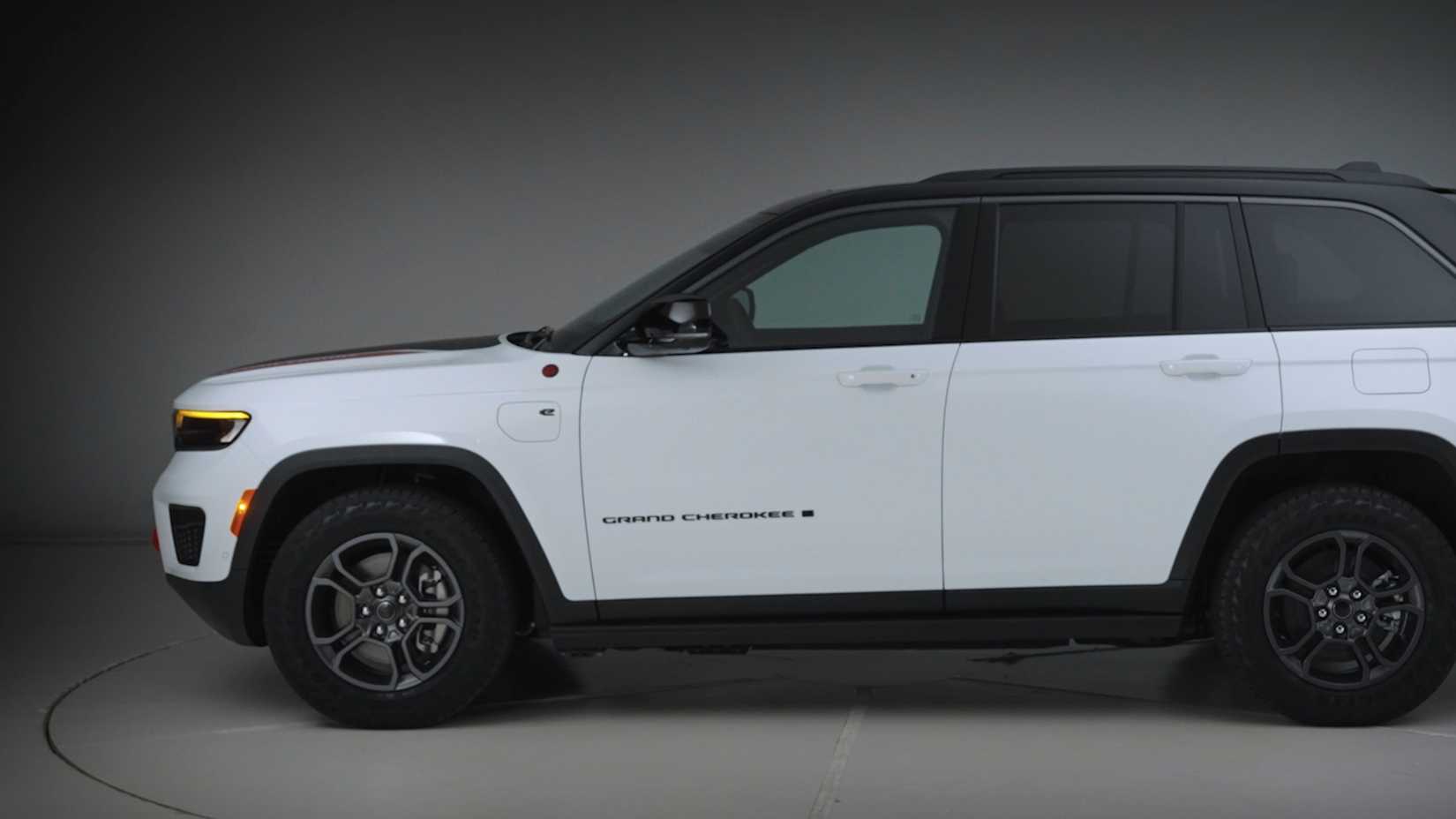 2026 Jeep Grand Cherokee Trailhawk side view