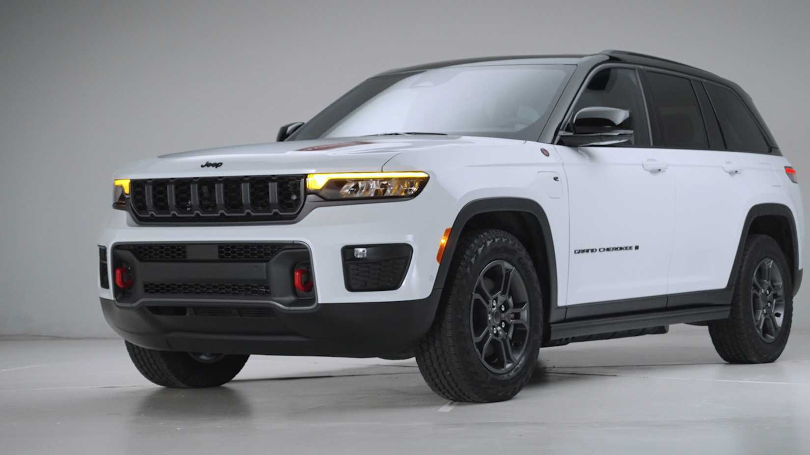  2026 Jeep Grand Cherokee Trailhawk in white front third quarter view