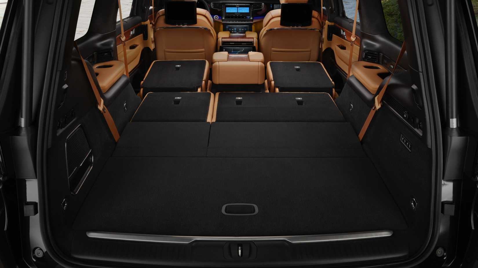 Foto do interior de um Jeep Grand Wagoneer 2026 mostrando espaço de carga