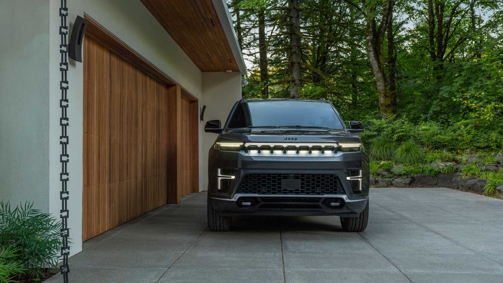 Foto frontal do Jeep Grand Wagoneer 2026 estacionado em frente à casa