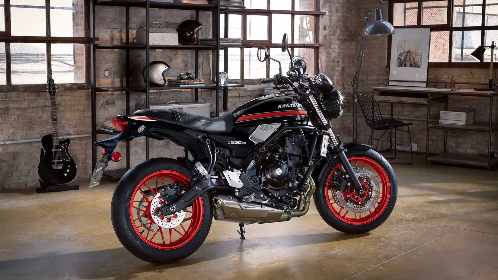 2026 Z650RS estacionado em um armazém