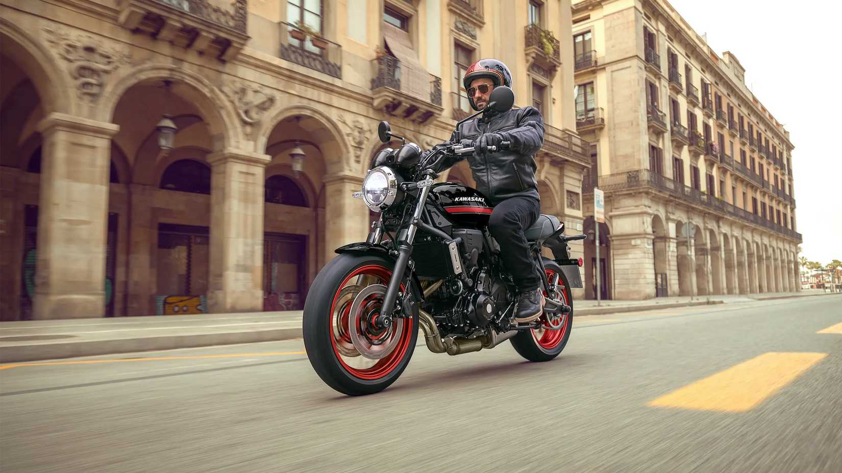 2026 Z650RS cruzando a cidade