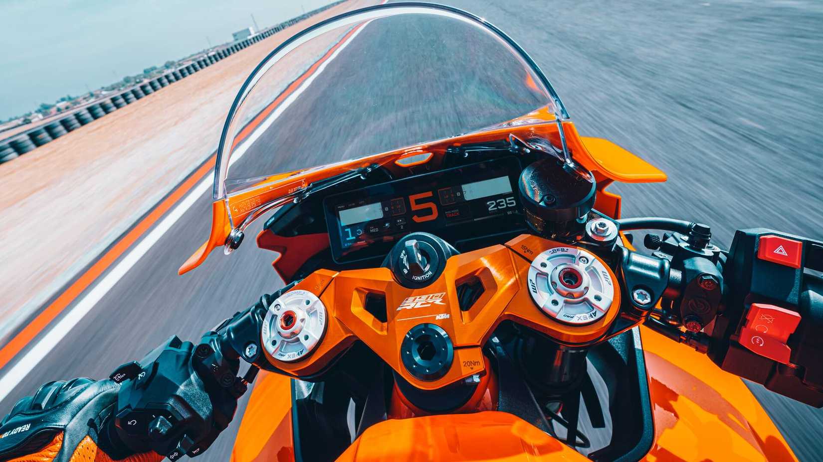 Perspectiva do piloto do 2026 990 RC R na pista