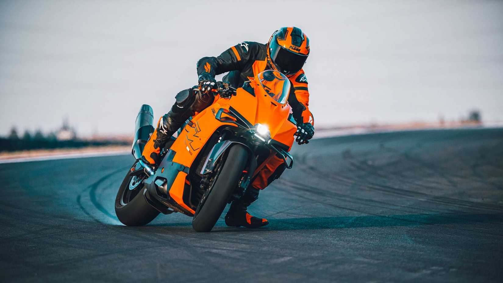 2026 KTM 990 RC R freio traseiro desliza em um canto na pista