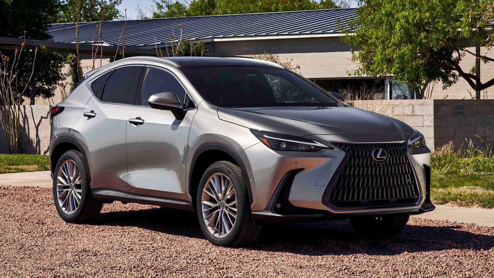 Foto frontal de três quartos de um Lexus NX Hybrid 350h 2026