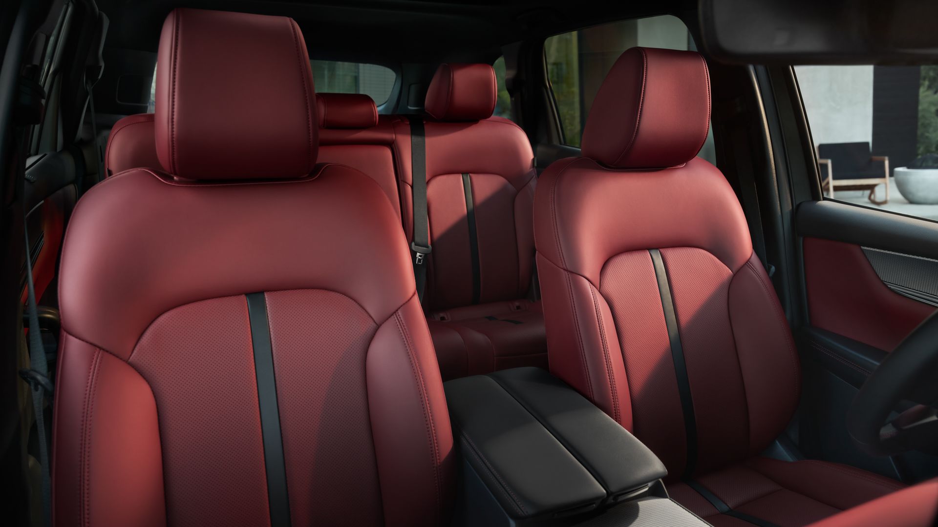 Foto do interior de um Mazda CX-70 2026 mostrando assentos vermelhos