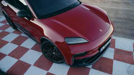 Foto frontal do Porsche Macan GTS 2026 estacionado na pista
