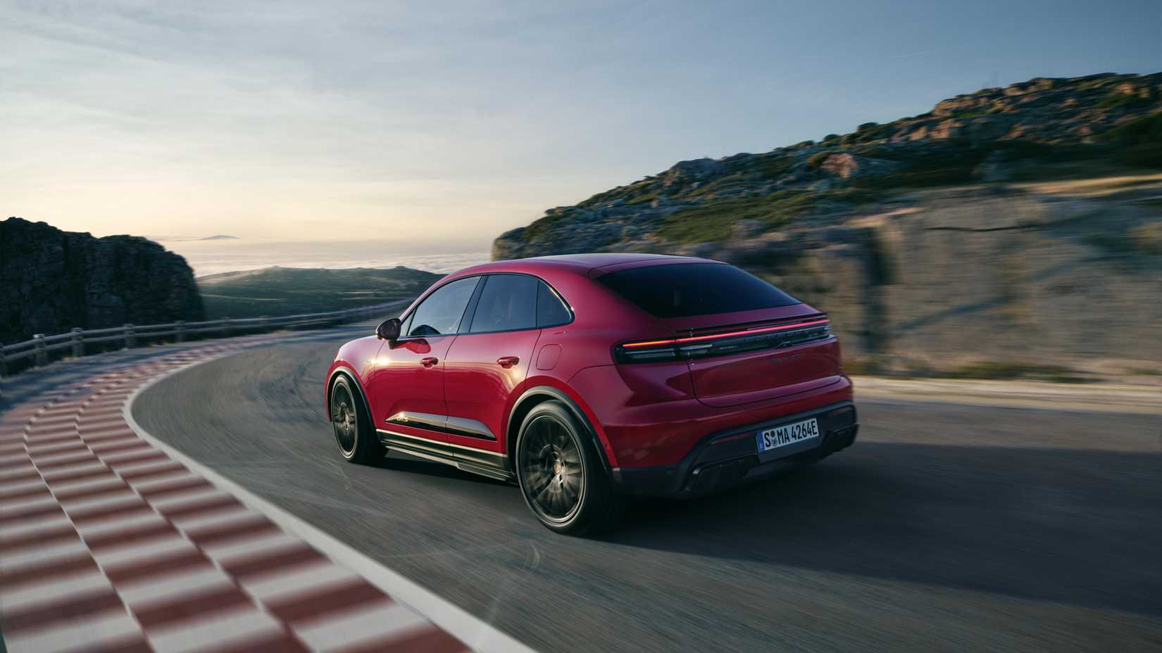 2026 Porsche Macan em vista traseira vermelha do terceiro quarto