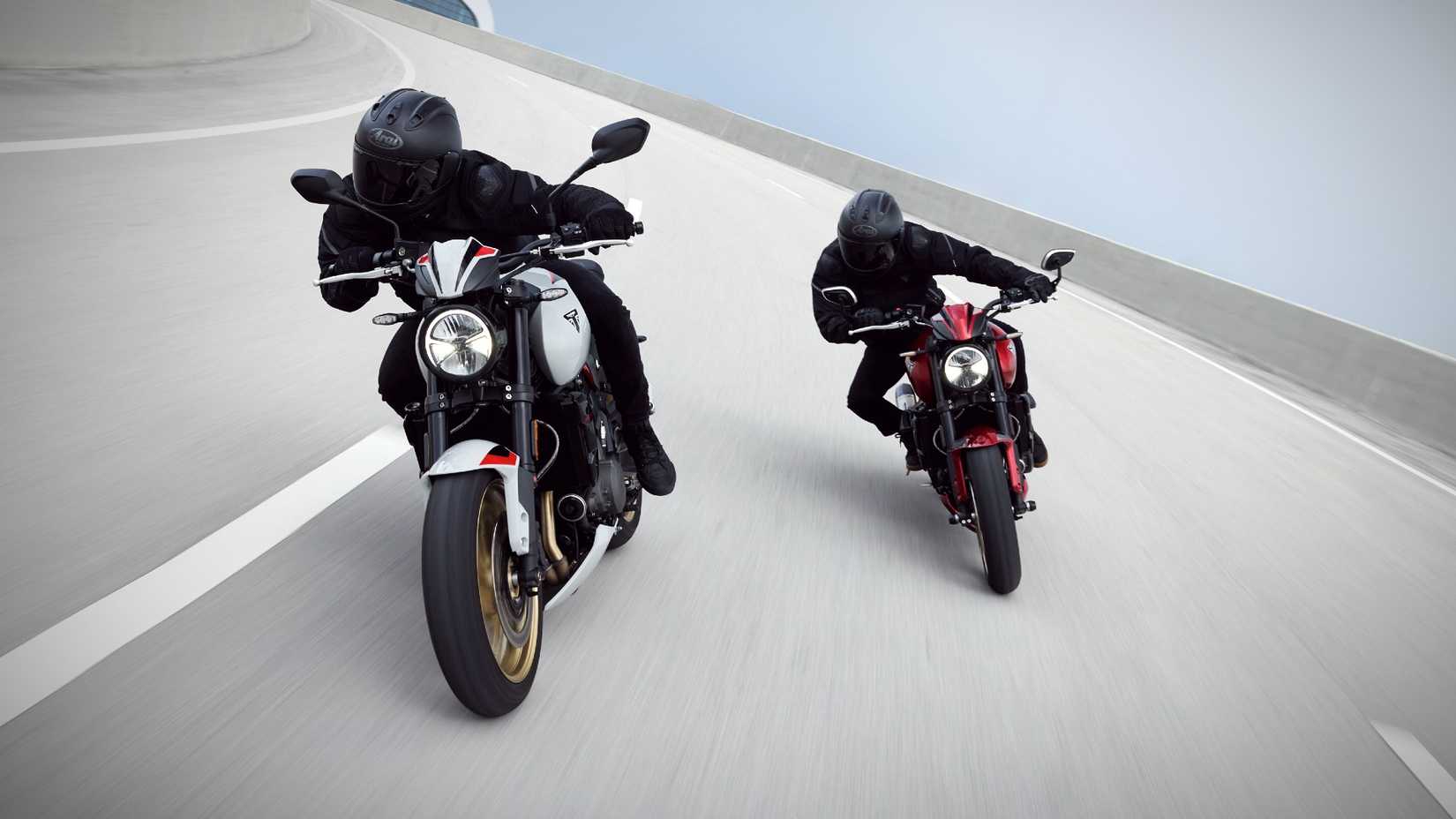 2026 Triumph Trident 800 curvando à direita