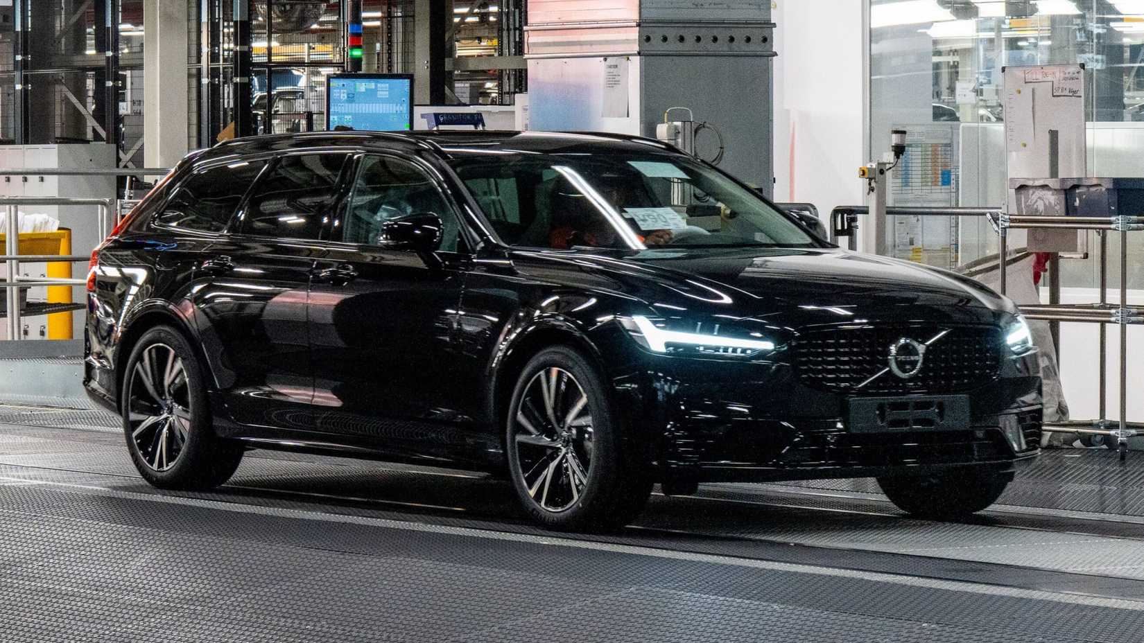 Front three-quarters shot of a black Volvo V90