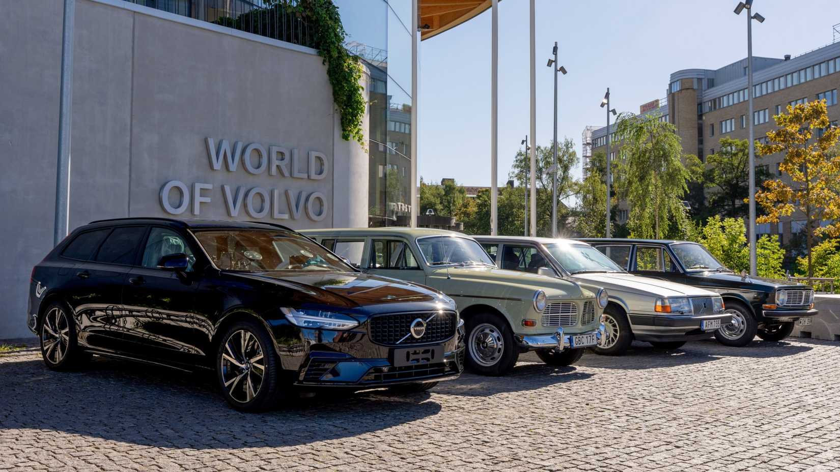 Black Volvo V90