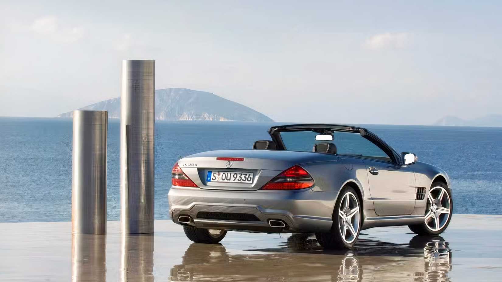 Um Mercedes SL-Class 2009 estacionado perto da beira da água