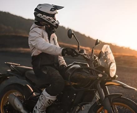 Foto cinematográfica da Royal Enfield Himalayan 450 de 2025