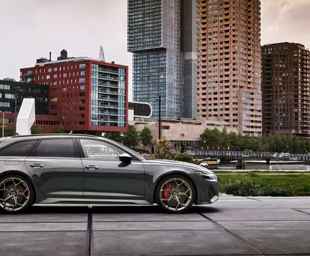 2025 Audi RS6 Avant em cinza estacionado