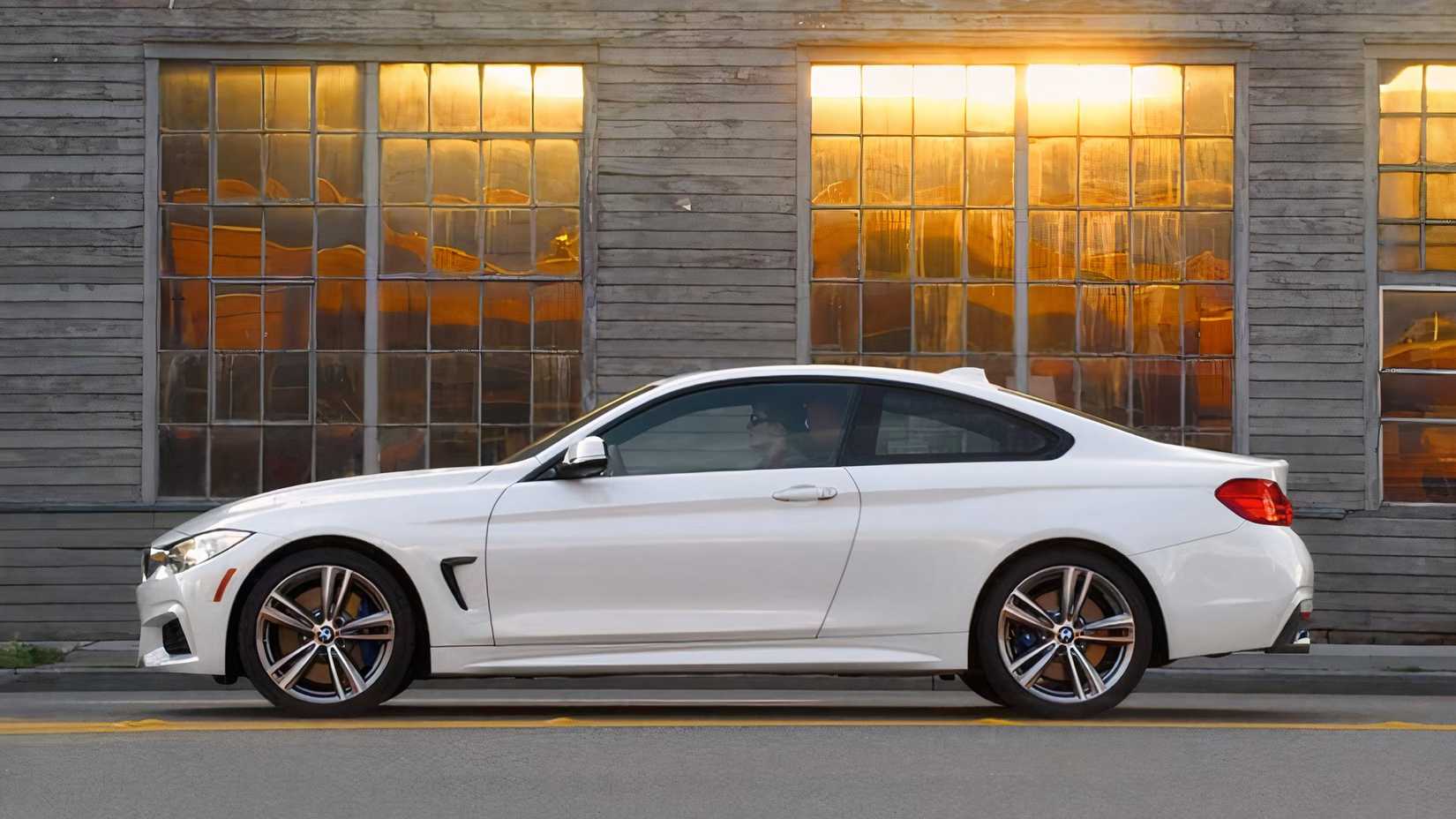 2017 BMW 440i xDrive Coupe em branco estacionado