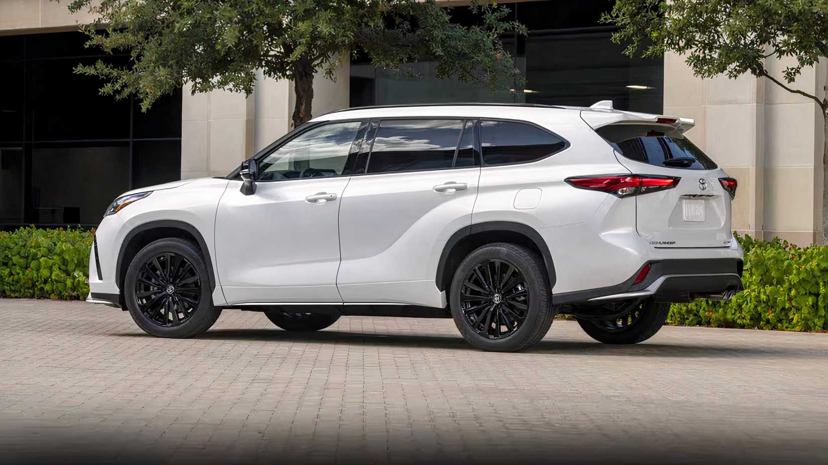 2025 Toyota Highlander XSE in white parked