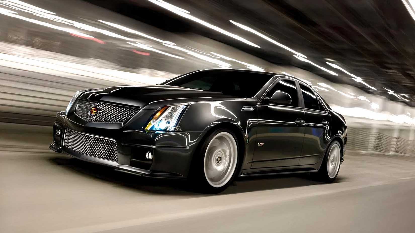 Foto de ação 3/4 frontal em ângulo baixo do Cadillac CTS-V 2013 em preto sendo dirigido na estrada