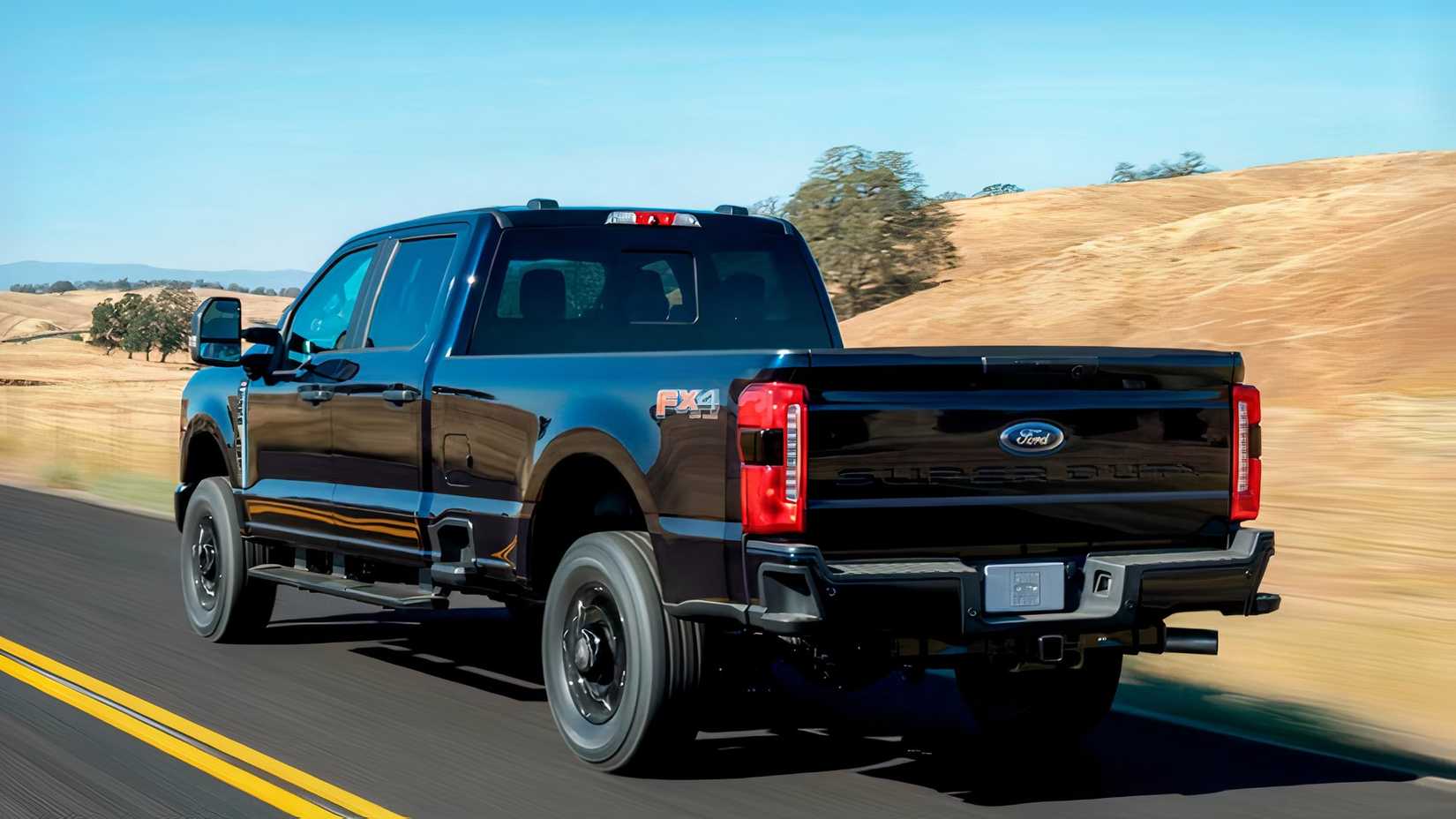 2025 Ford F-250 Super Duty em preto sendo conduzido na estrada
