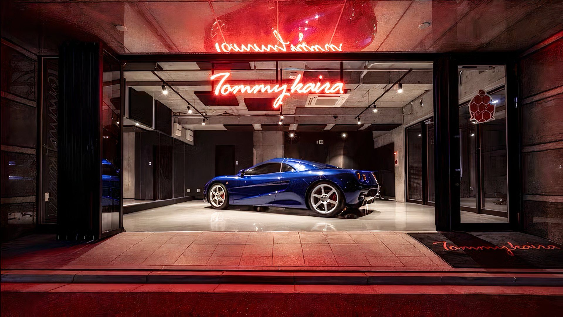 Tommykaira ZZ II in blue parked