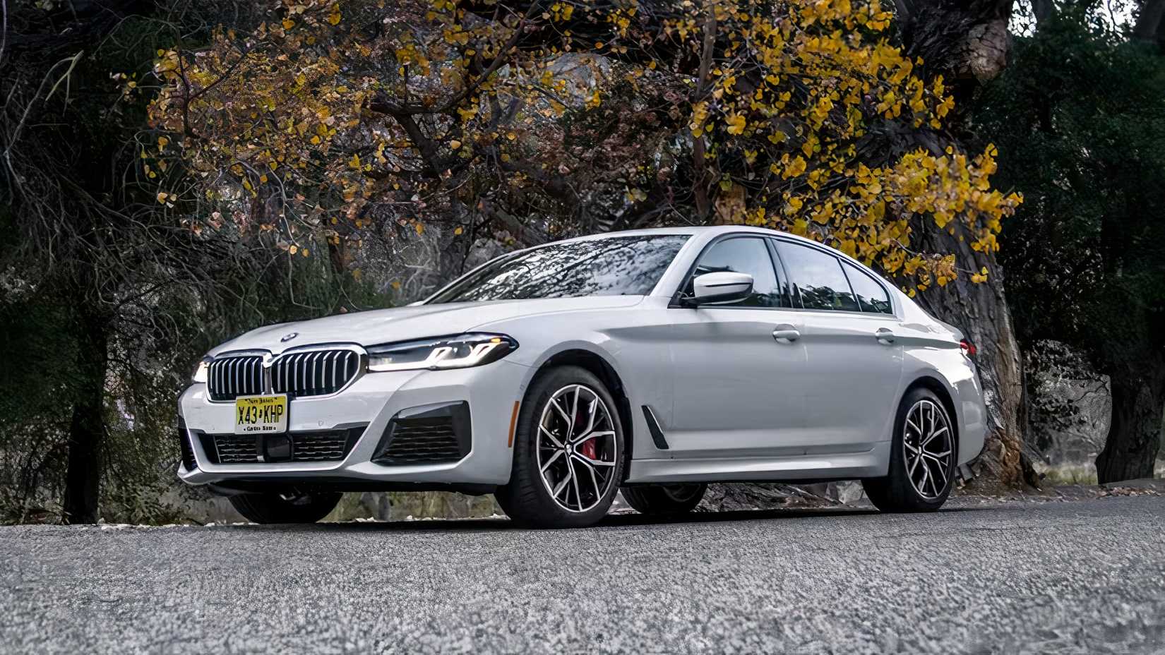 2023 BMW Série 5 em branco estacionado