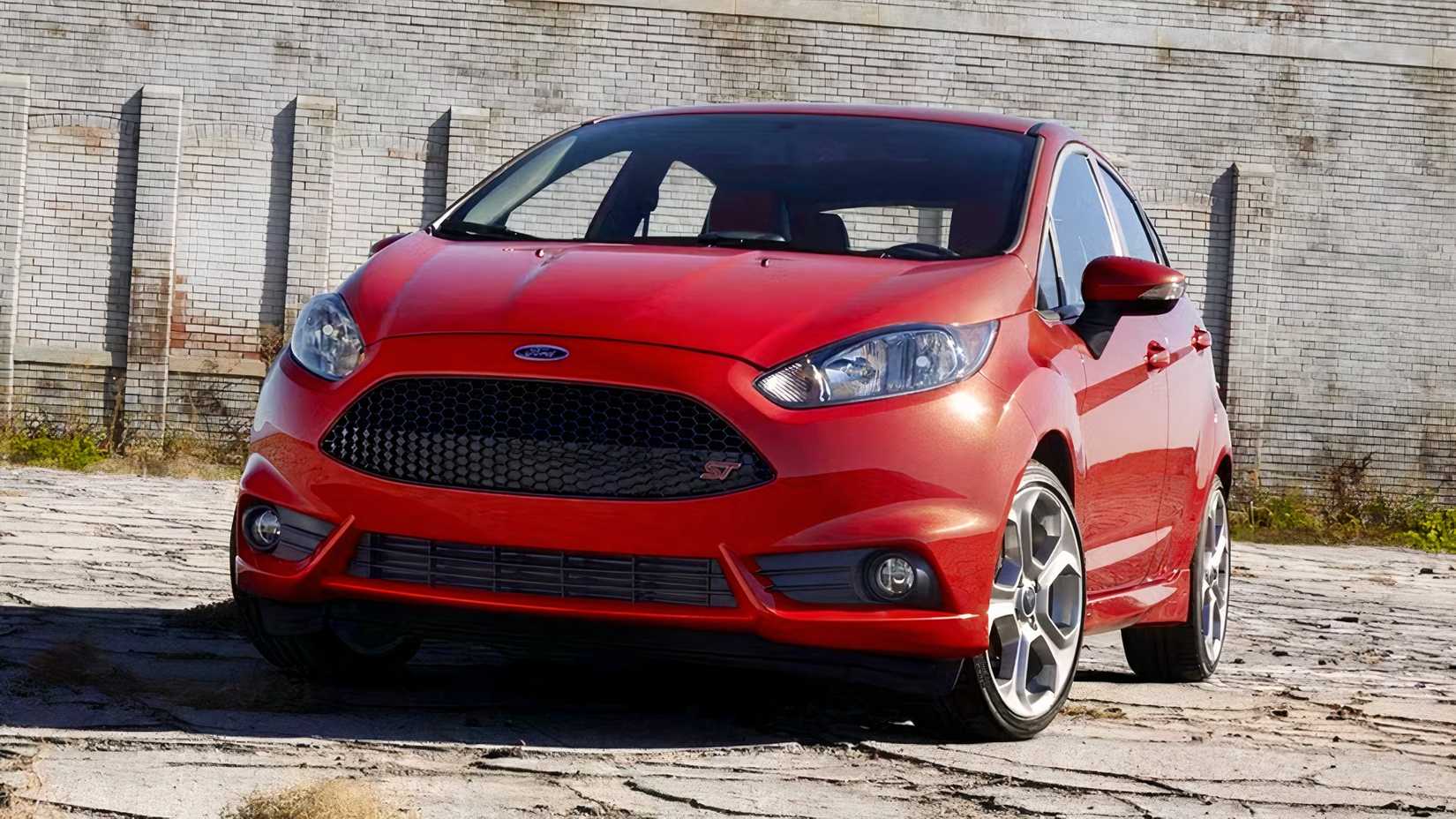 2019 Ford Fiesta ST em vermelho estacionado