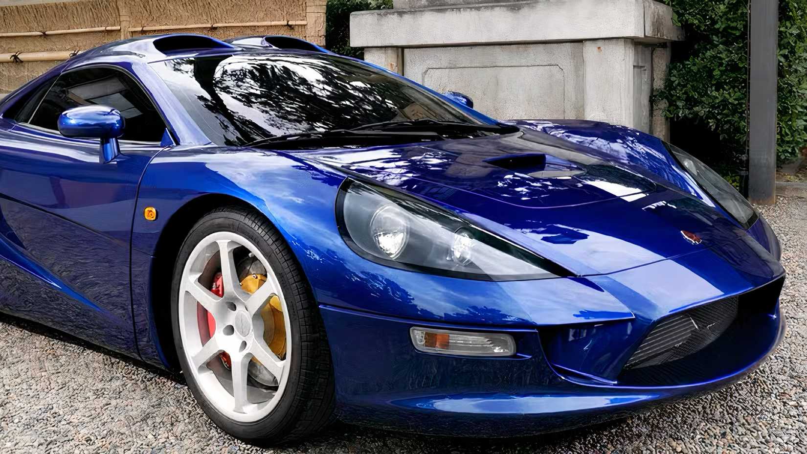 Tommykaira ZZ II in blue parked 