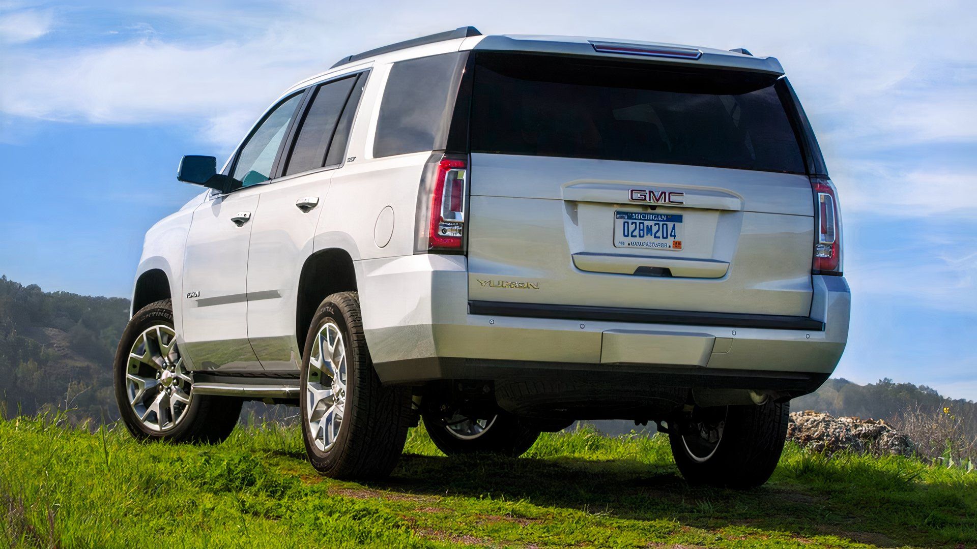 2019 GMC Yukon SLT in white parked
