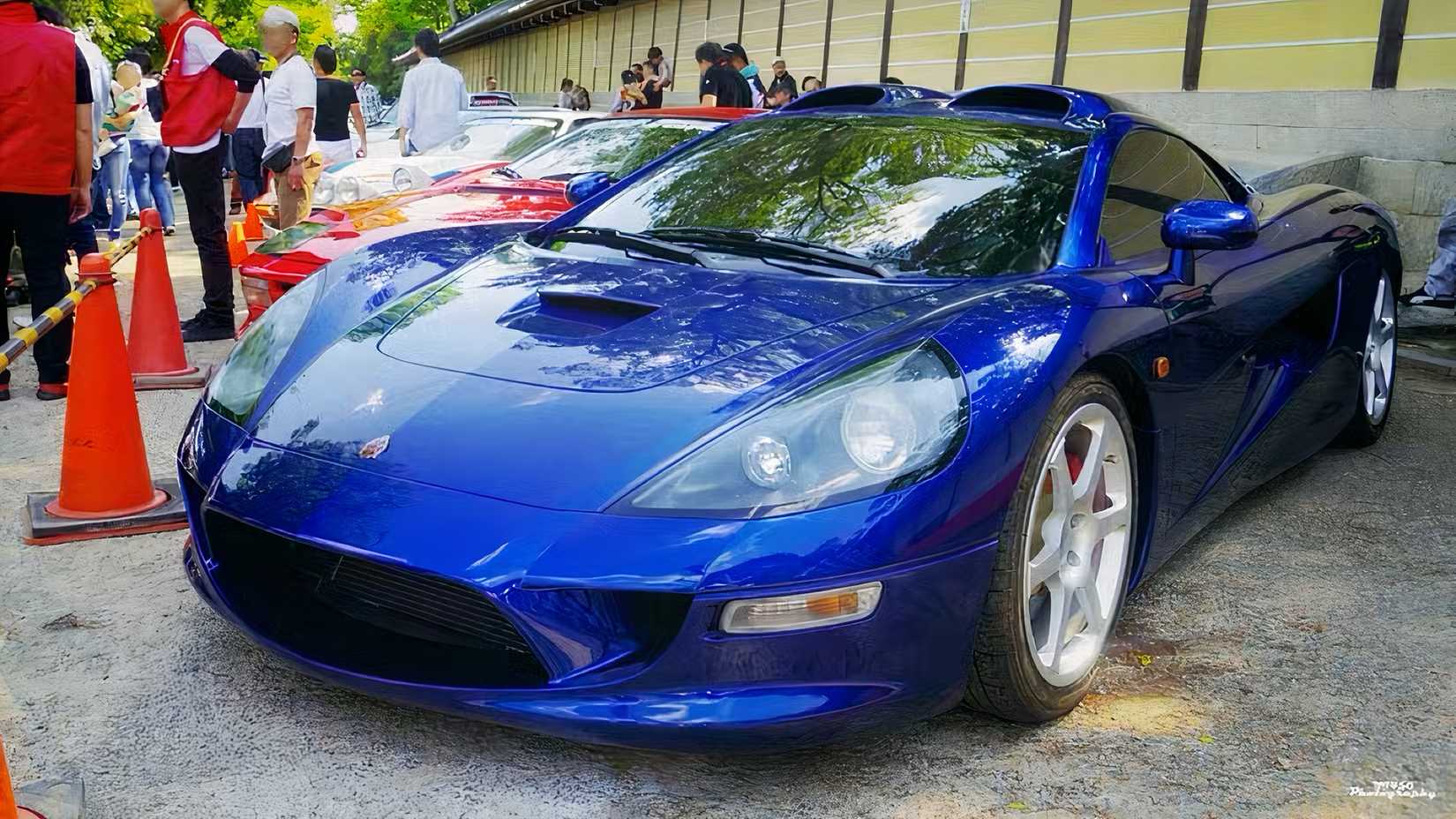 Tommykaira ZZ II in blue parked